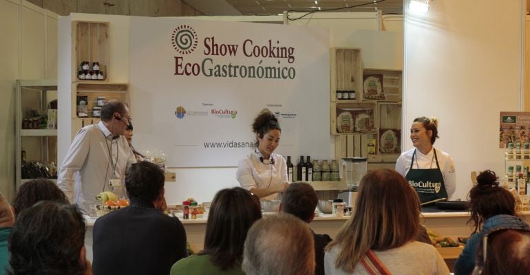 En nuestro espacio de ecología de esta semana, vamos a hablar de formación en cocina ecológica, y de formación en cómo trabajar en la cocina con productos ecológicos, lo que supone una oportunidad de empleo para personas en paro.