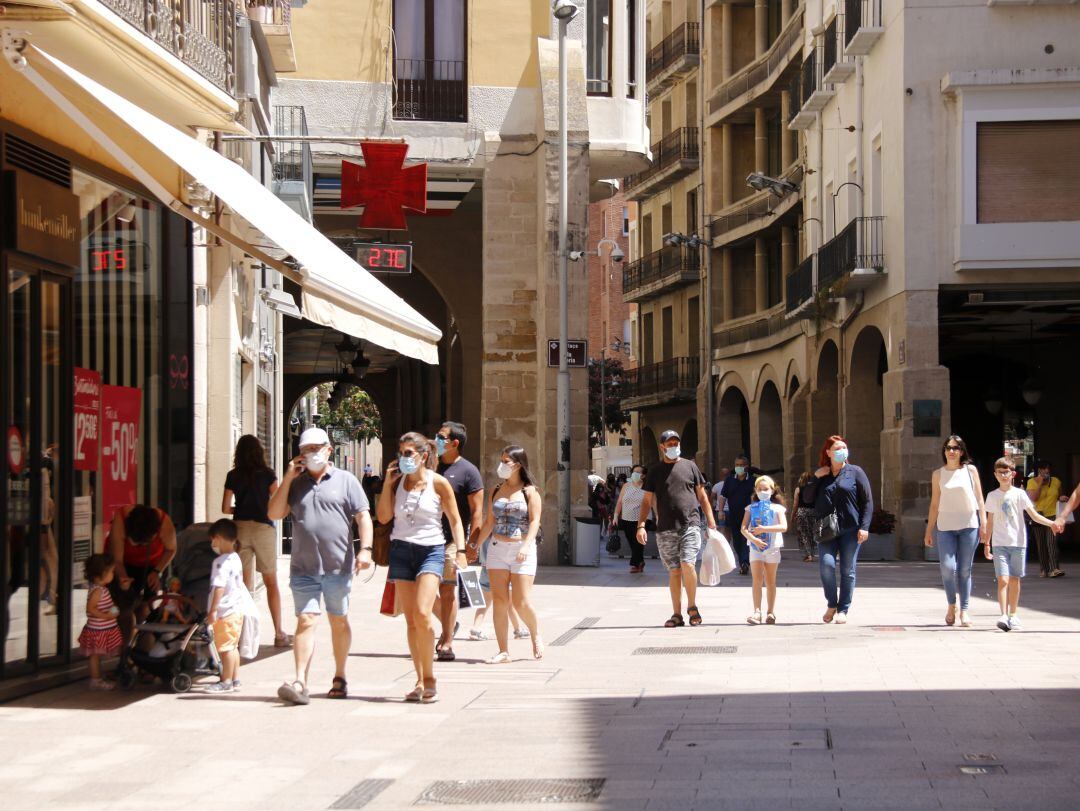 Diverses persones passejant amb mascareta per l'Eix Comercial de Lleida