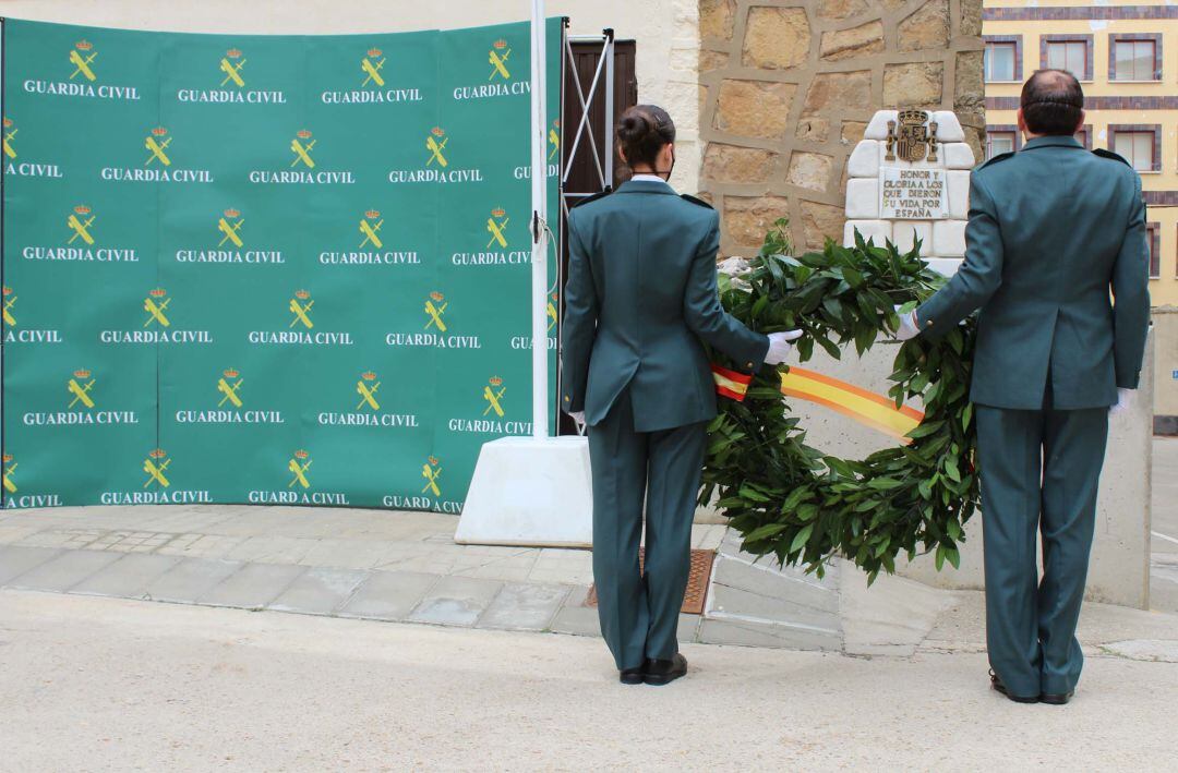 Homenaje a los fallecidos en acto de servicio.