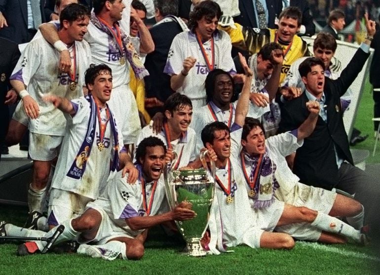 Los jugadores del Real Madrid posan junto a la Copa de Europa en 1998, la Sèptima del club blanco