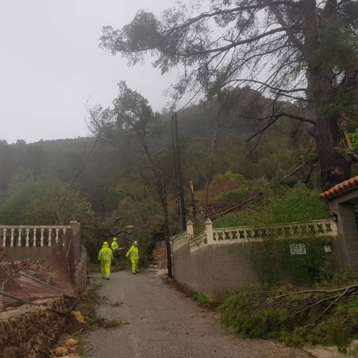 Rescatan a una familia que había quedado incomunicada en Marxuquera