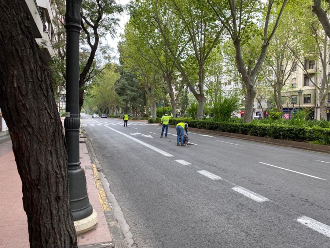 En la Gran Vía Marqués del Turia de València, operarios del Ayuntamiento desatasca las conducciones de la zona para reducir la presión del colector bloqueado por el desprendimiento en uno de los muros