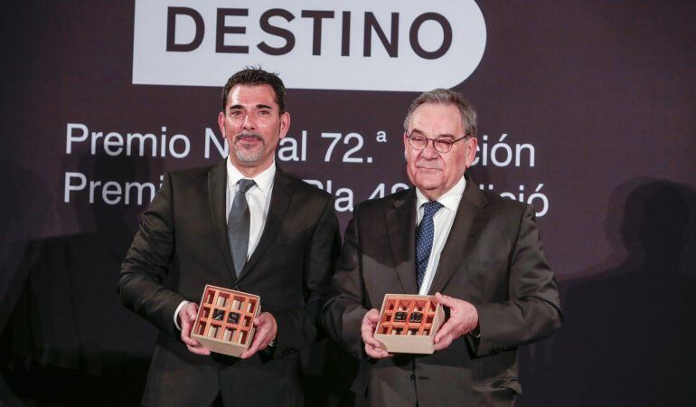 Els guanyadors del premi Nadal, Víctor del Árbol, i del Josep Pla, Lluís Foix