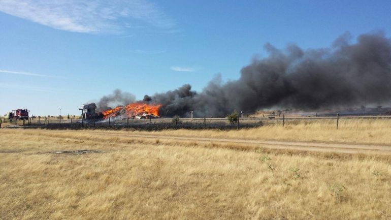 Incendio provocado por el choque de los dos vehículos