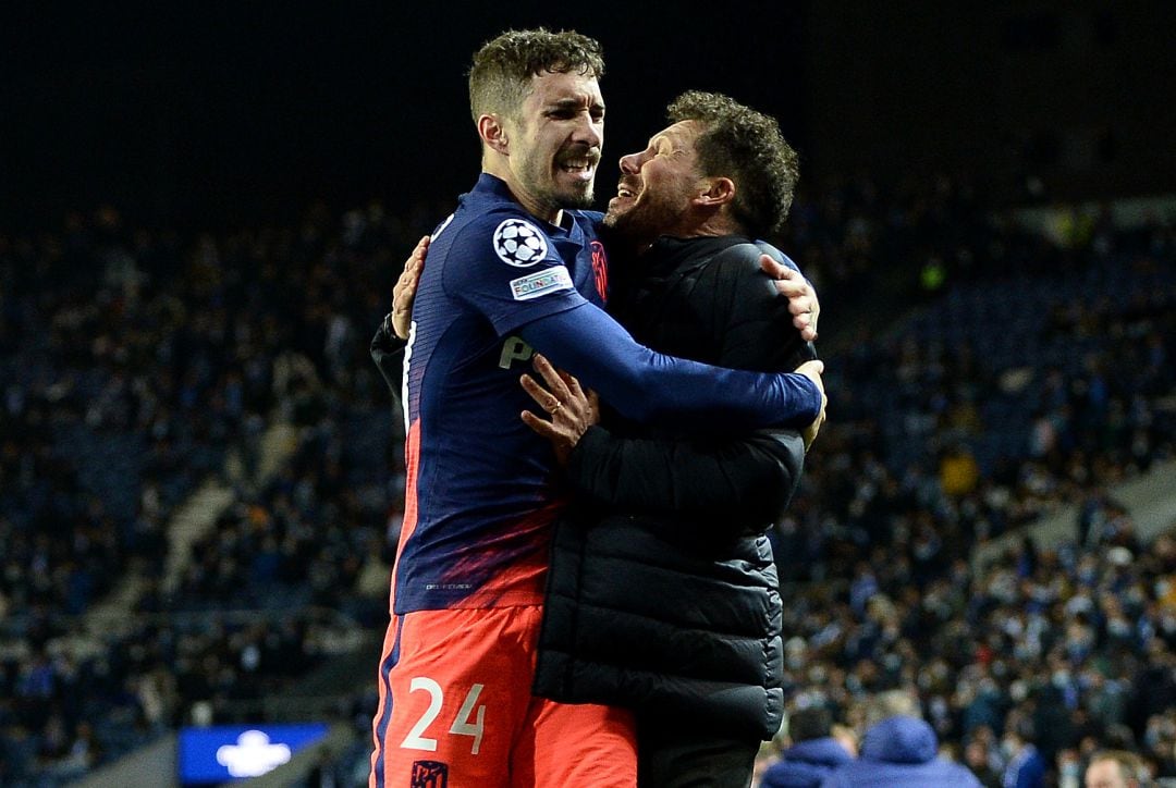 Sime Vrsaljko, abrazado al Cholo Simeone en Do Dragao. 