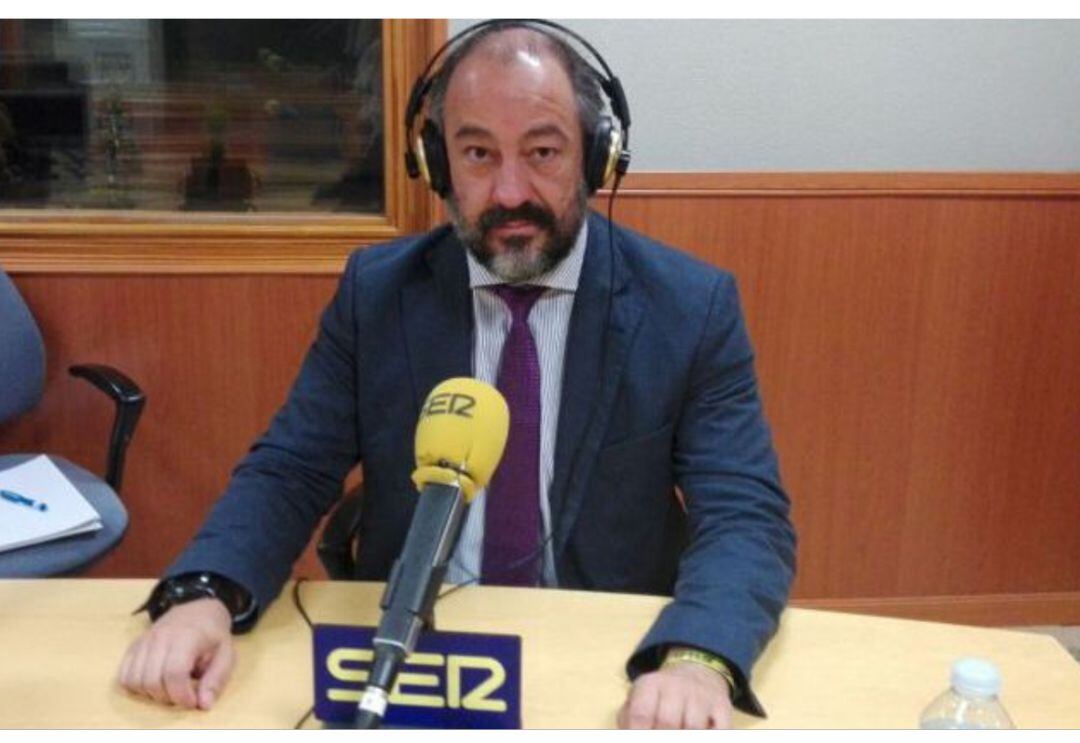 Julián Garde, en los estudios de Radio Albacete en una imagen de archivo