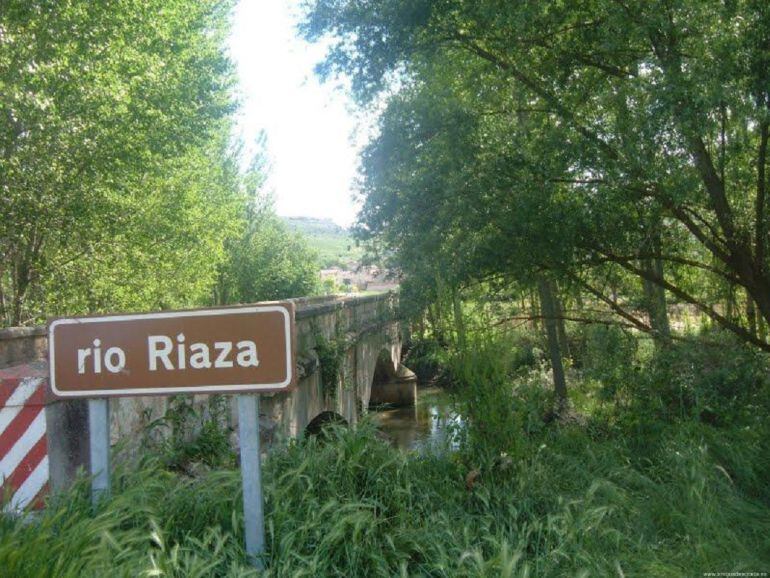 El río Riaza acompaña el sendero de pequeño recorrido de Adrada de Haza