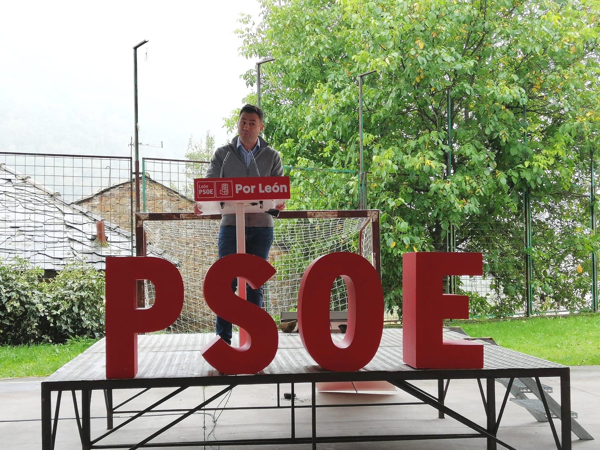 Secretario provincial del PSO de León, Javier Cendón durante un mitín