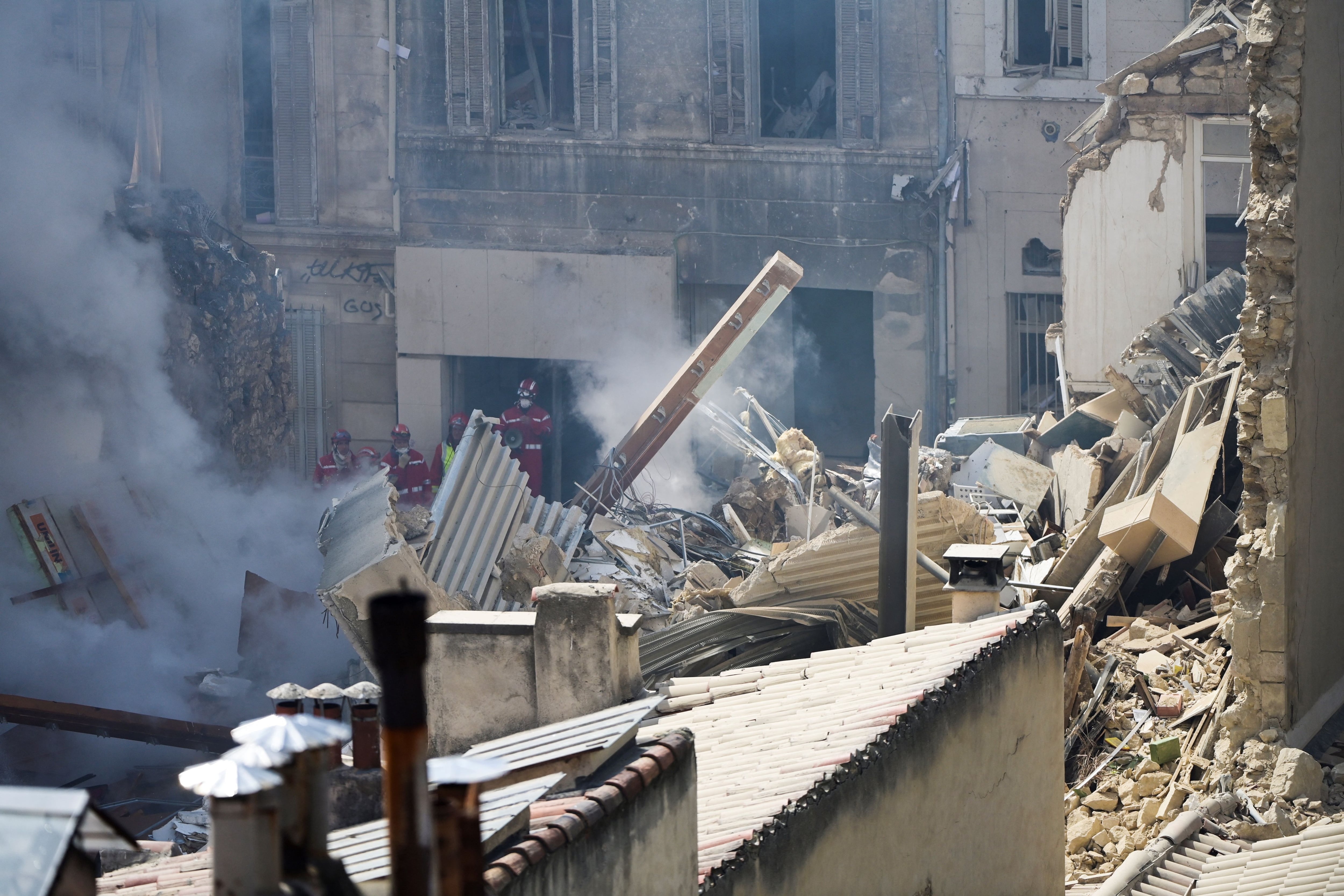 Los bomberos trabajan en la zona donde se ha derrumbado un edificio en Marsella (Francia)