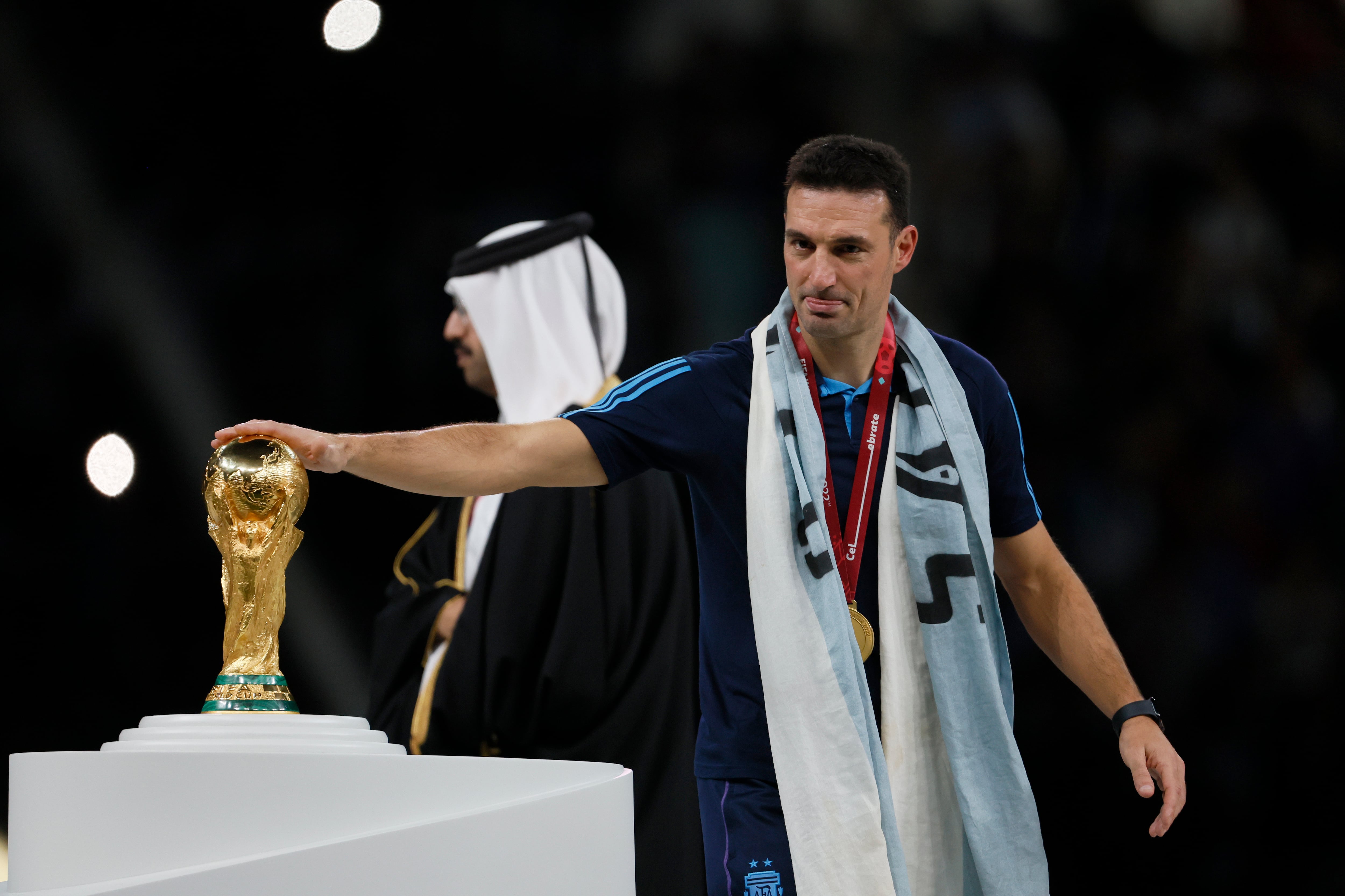 Lionel Scaloni toca la Copa del Mundo.