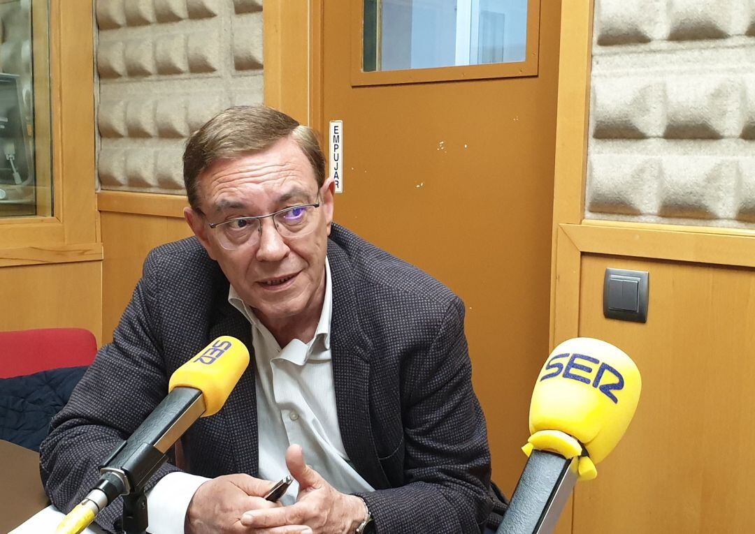 Juan Vázquez en los estudios de Radio Asturias - SER