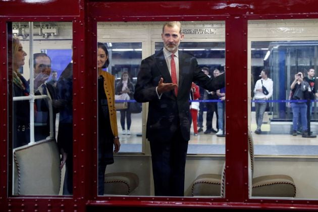 El rey Felipe VI durante el acto conmemorativo del centenario de la puesta en funcionamiento de la primera línea de Metro de Madrid, en el que ha realizado el recorrido en metro entre las estaciones de Sol y Chamartín donde ha visitado una exposición.