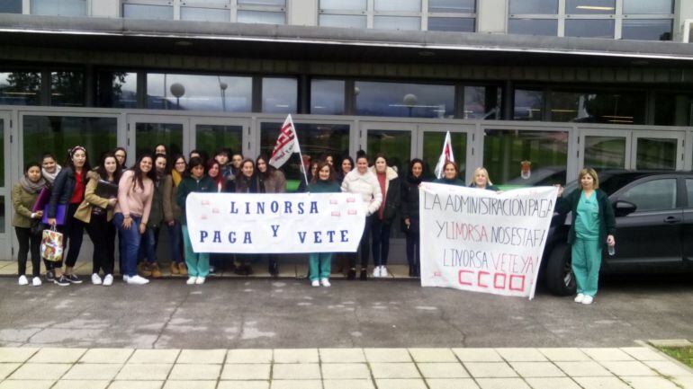 Concentración a las puertas del campus de Ponferrada