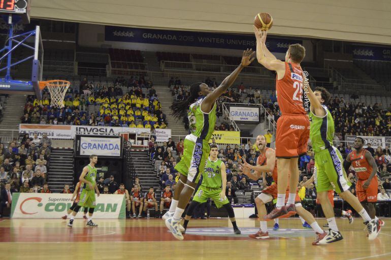 Uno de los partidos del Coviran Granada, disputado en el Palacio de los Deportes