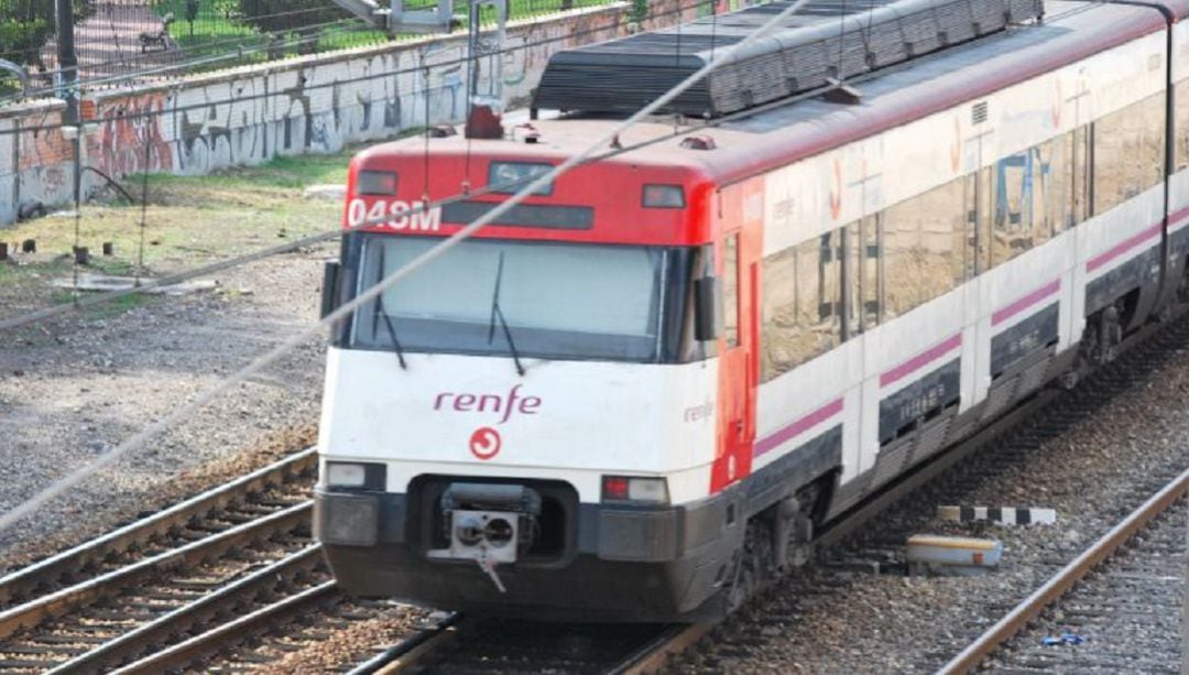 Tren de Cercanías Madrid a su paso por Alcalá de Henares.