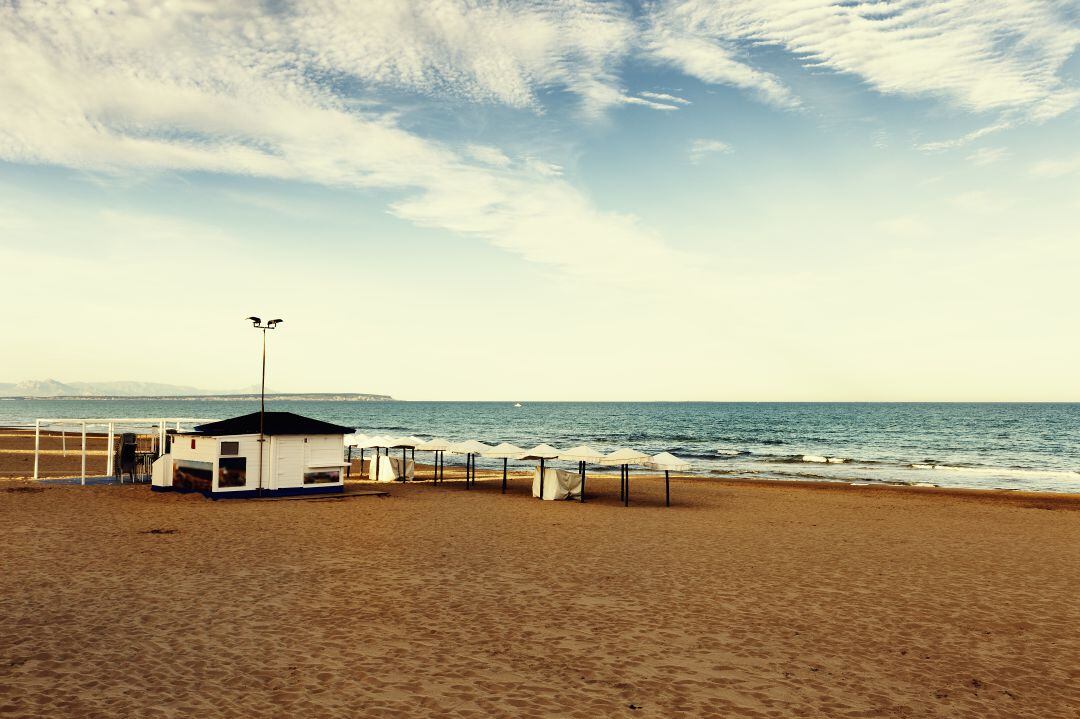 Un chiringuito cerrado en una playa de Alicante. 