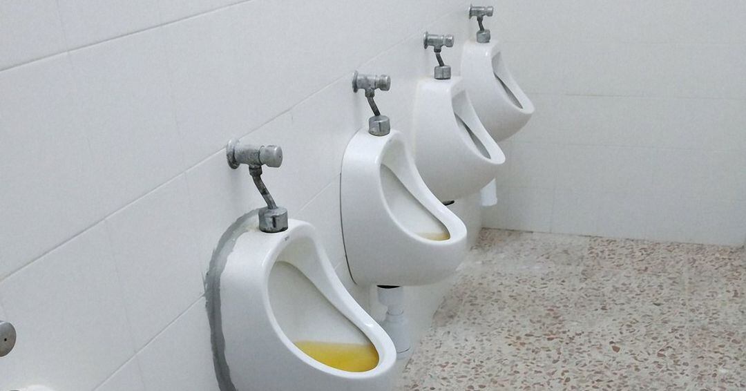 Estado de los aseos en los vestuarios del campo de Las Lagunillas.