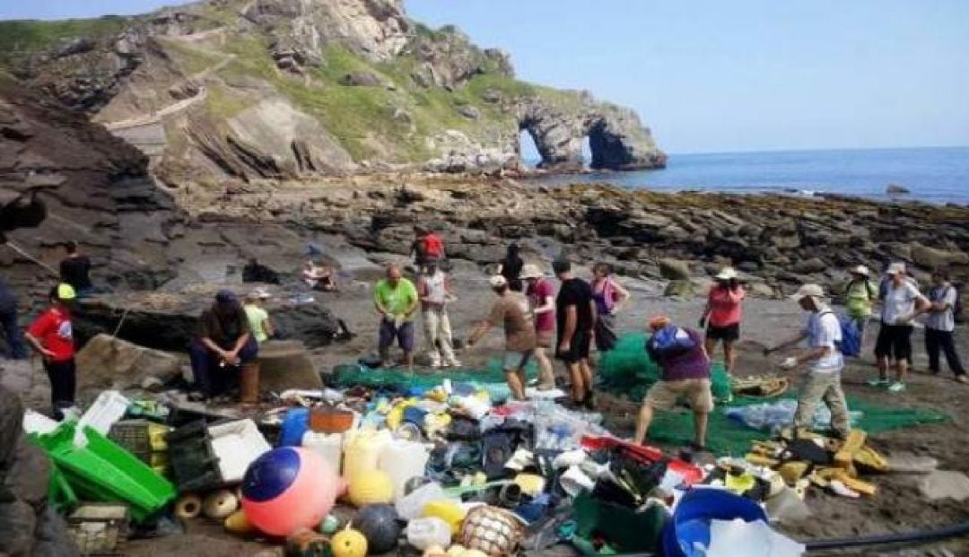 En los últimos seis años, se han llevado a cabo seis jornadas de limpieza de la cala de Gaztelugatxe