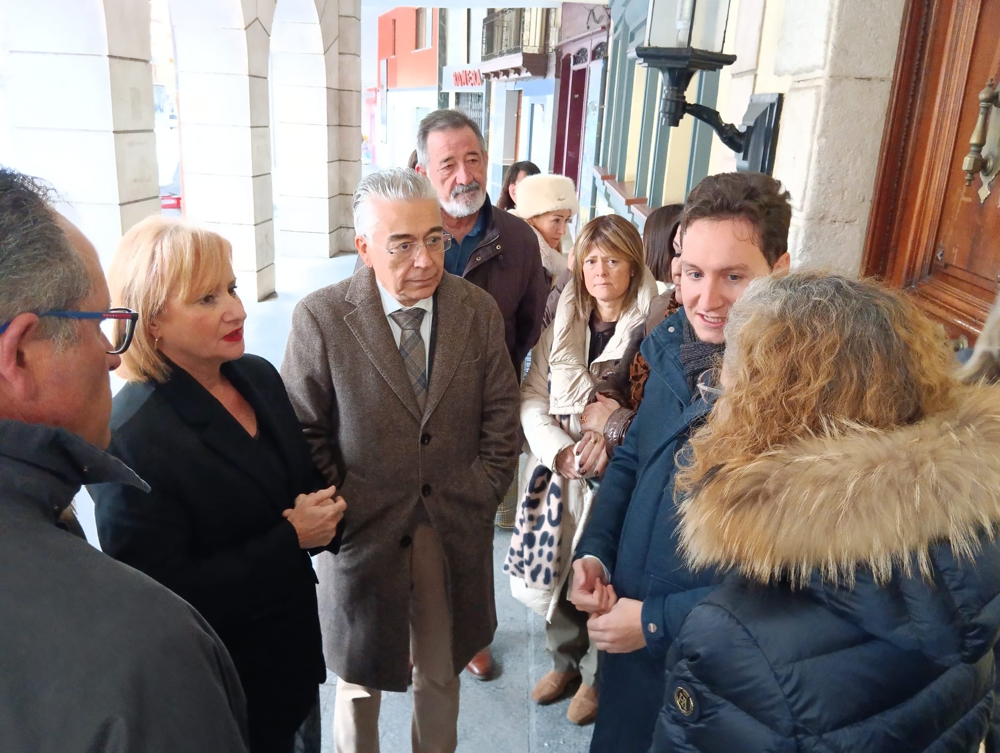 El alcalde recibía a la consejera a las puertas del Ayuntamiento