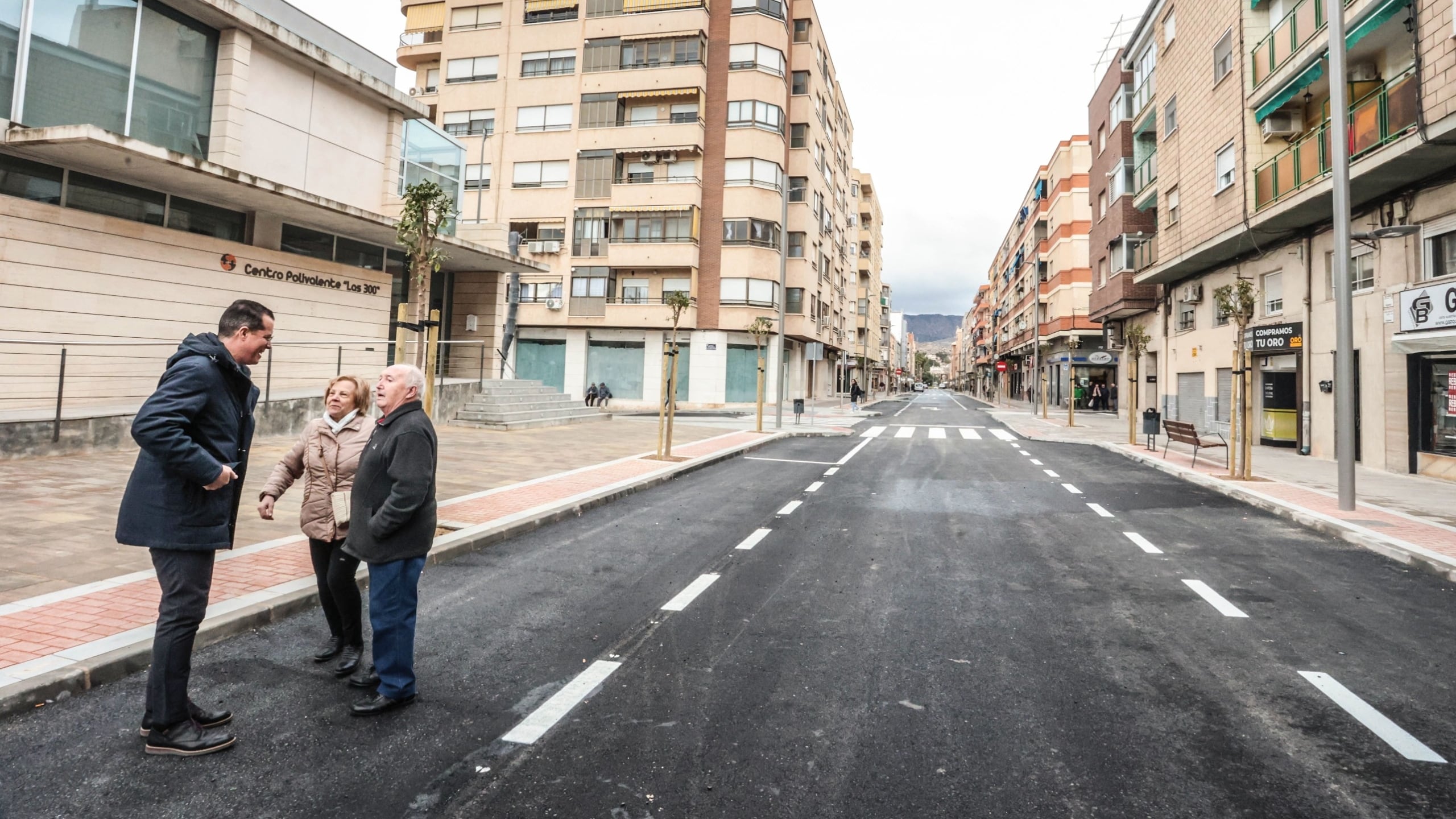 Rubén Alfaro, alcalde de Elda, charla con los vecinos tras anunciar la apertura al tráfico de la avenida Alfonso XIII