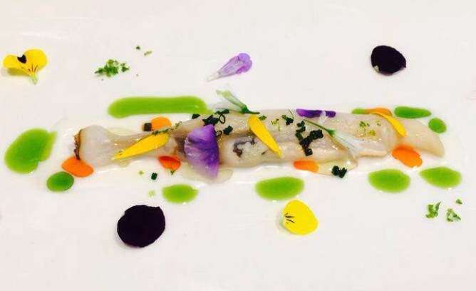 El chef 'Mandu' Gimeno acaba de incorporar la navaja thai de verano a la carta del Bohèmic.