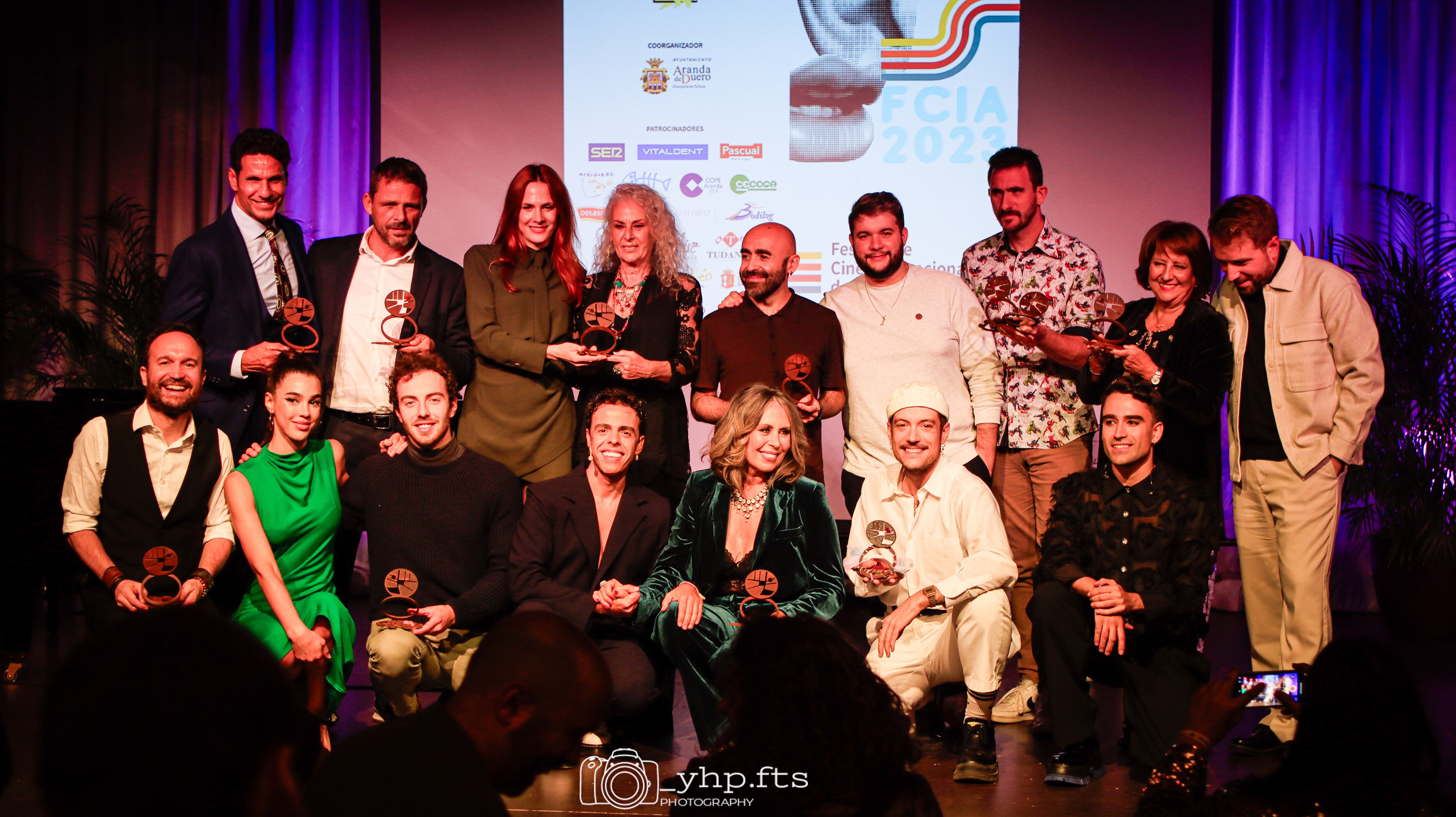 Foto final con todos los premiados