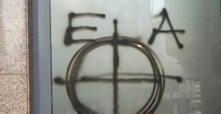 Pintada nazi realizada en el cristal de la sede de Podemos en la capital.