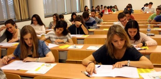 Estudiants durant el primer examen de selectivitat aquest dimarts al Campus del Mar