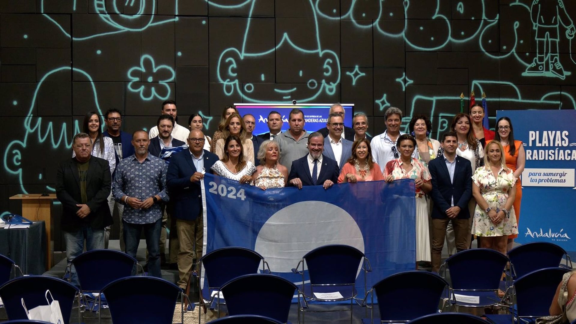 El viceconsejero de Turismo, Cultura y Deporte, Víctor González,en la entrega de las banderas azules a los ayuntamientos de Málaga junto con la delegada territorial del ramo, Gemma del Corral