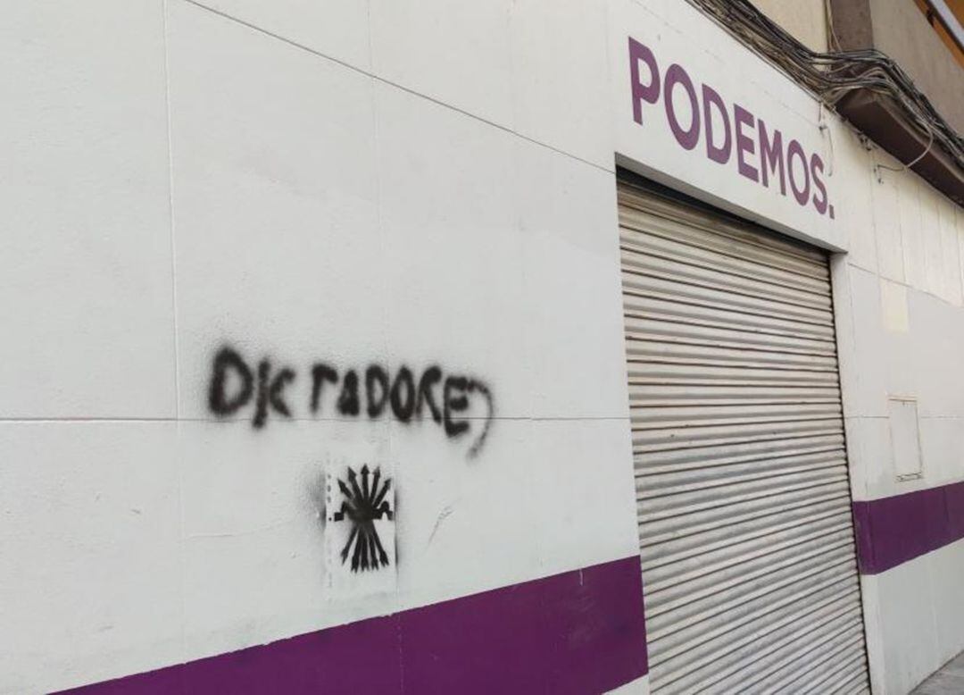 Estado de la fachada de la sede del partido en Alicante, tras las pintadas aparecidas.