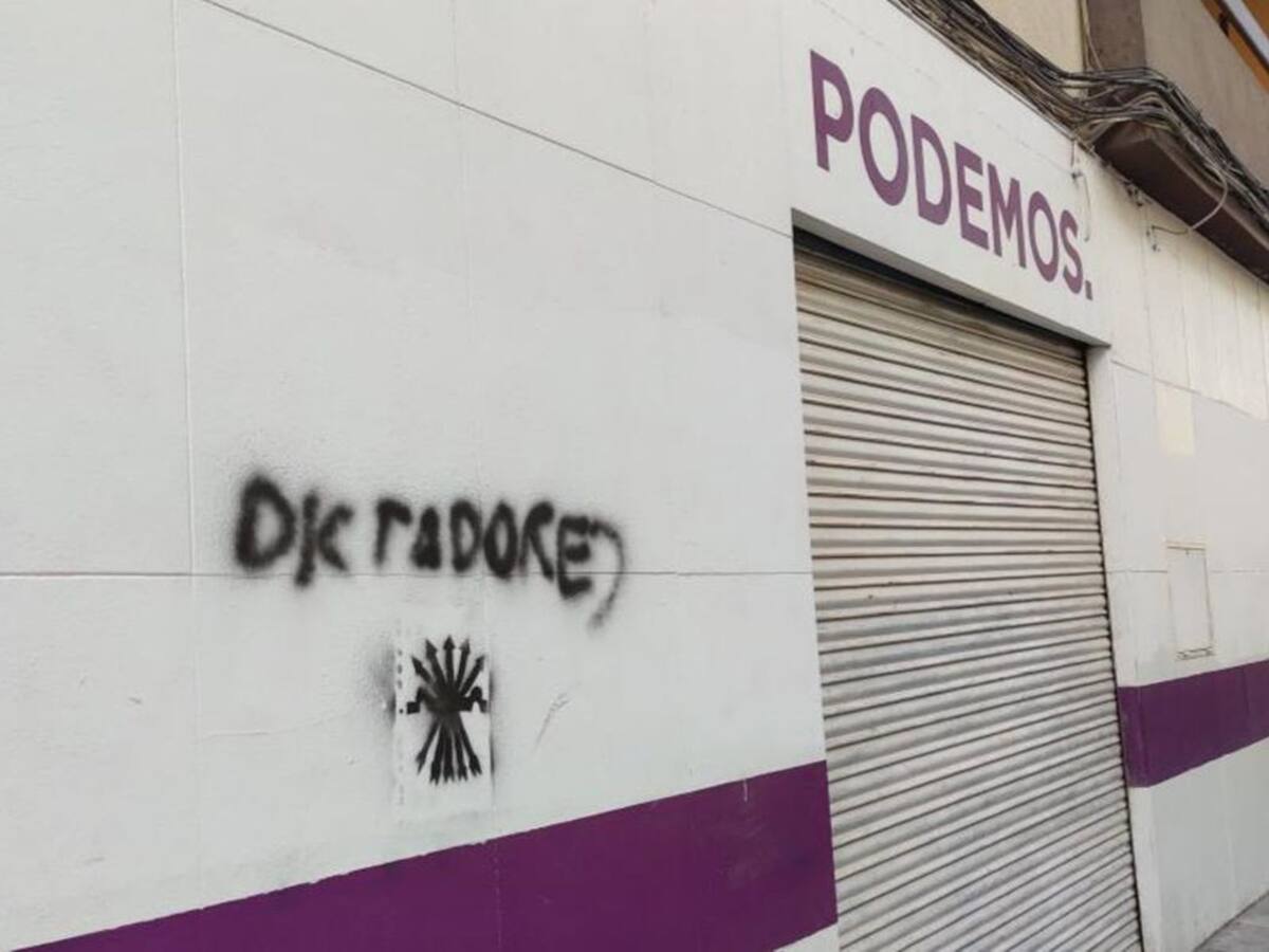 La sede de Podemos Alicante amanece con símbolos de la ultraderecha en su fachada