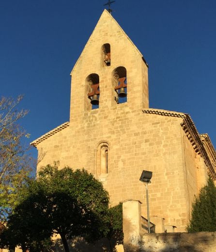 Espadaña de las campanas de la iglesia románica de Albalate de las Nogueras (Cuenca).