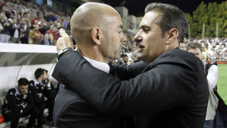 El entrenador del Rayo Vallecano Paco Jémez (i) saluda al del Granada, José Ramón Sandoval, antes del inicio del partido de la undécima jornada de liga en Primera División que se disputa esta noche en el estadio de Vallecas.