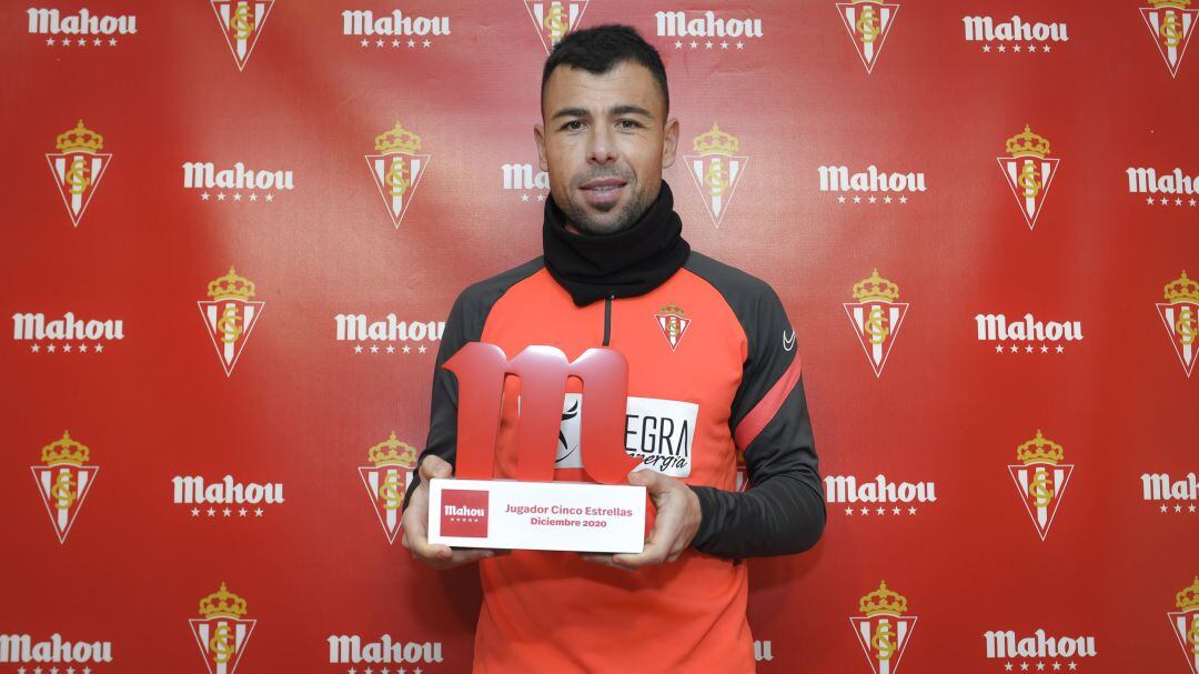 Javi Fuego recoge el trofeo Jugador Cinco Estrellas del Sporting del mes de diciembre.