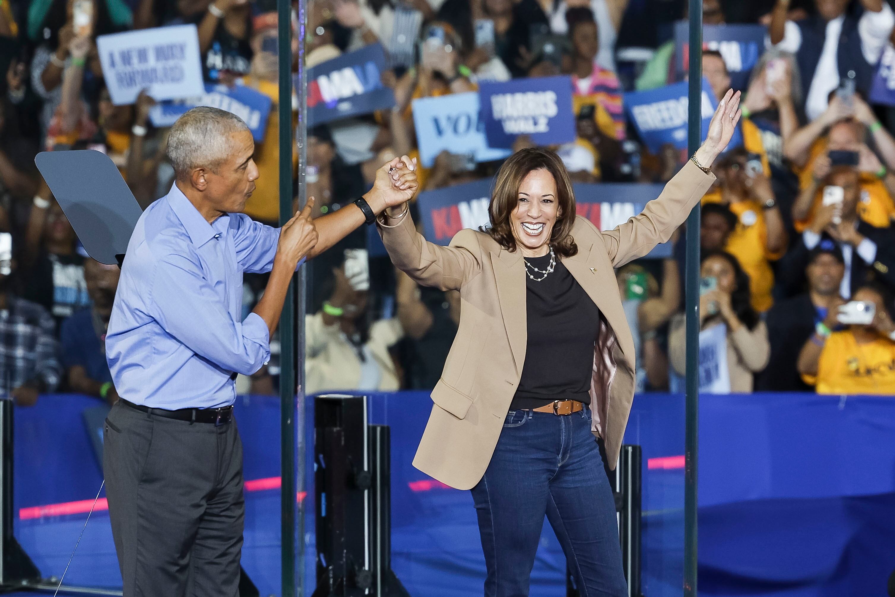 Kamala Harris recibe el apoyo de Obama en un mitin en el estadio James R. Hallford en Clarkston, Georgia (EEUU).