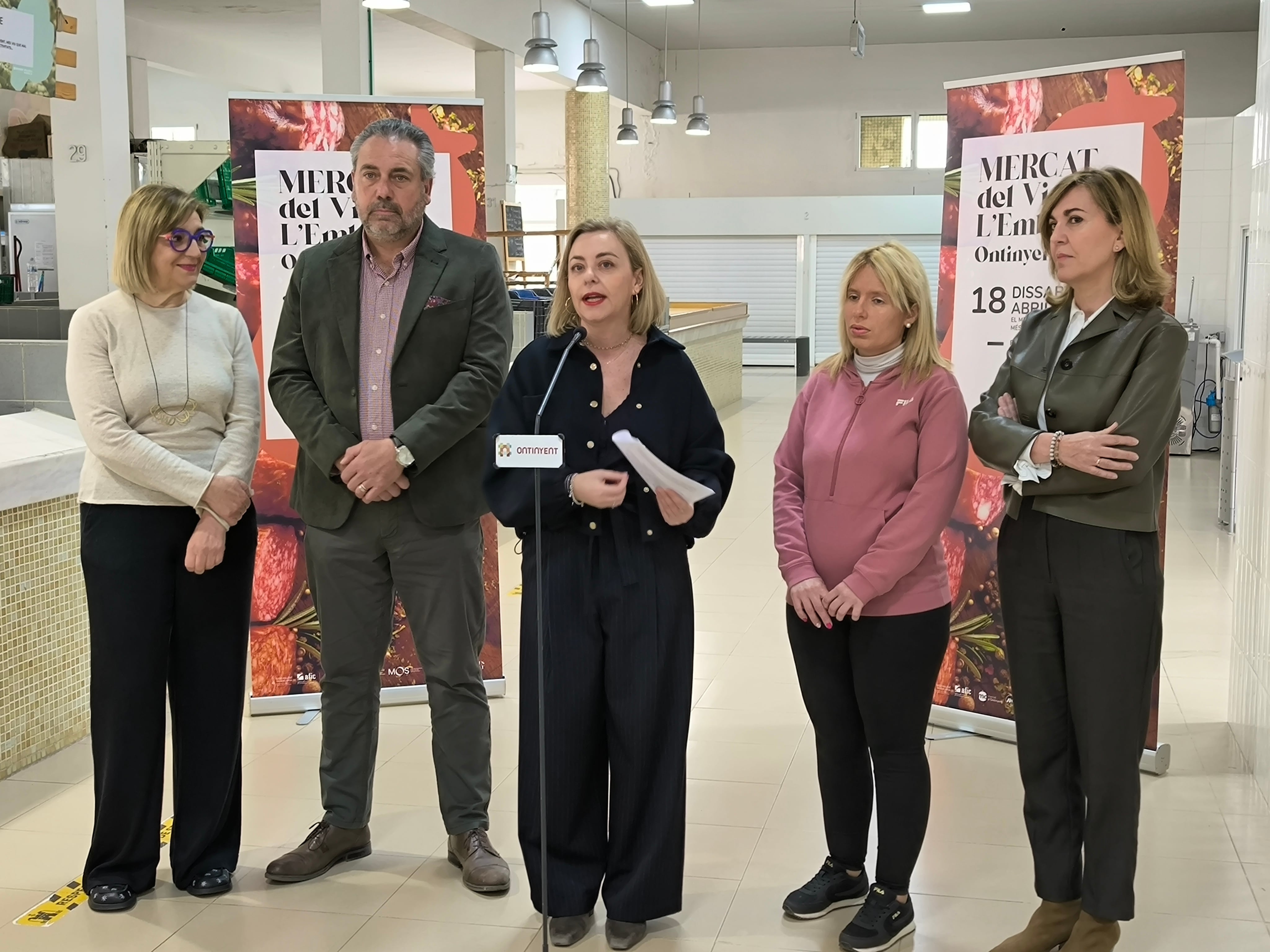 Presentación del Mercado del Vino y el Embutido en el Mercado Municipal de Ontinyent, con la participación de Natàlia Enguix, María José Alhambra, Rosa Castelló, José Seguí y Ana Ferrero, anunciando la jornada del sábado 18 de abril.