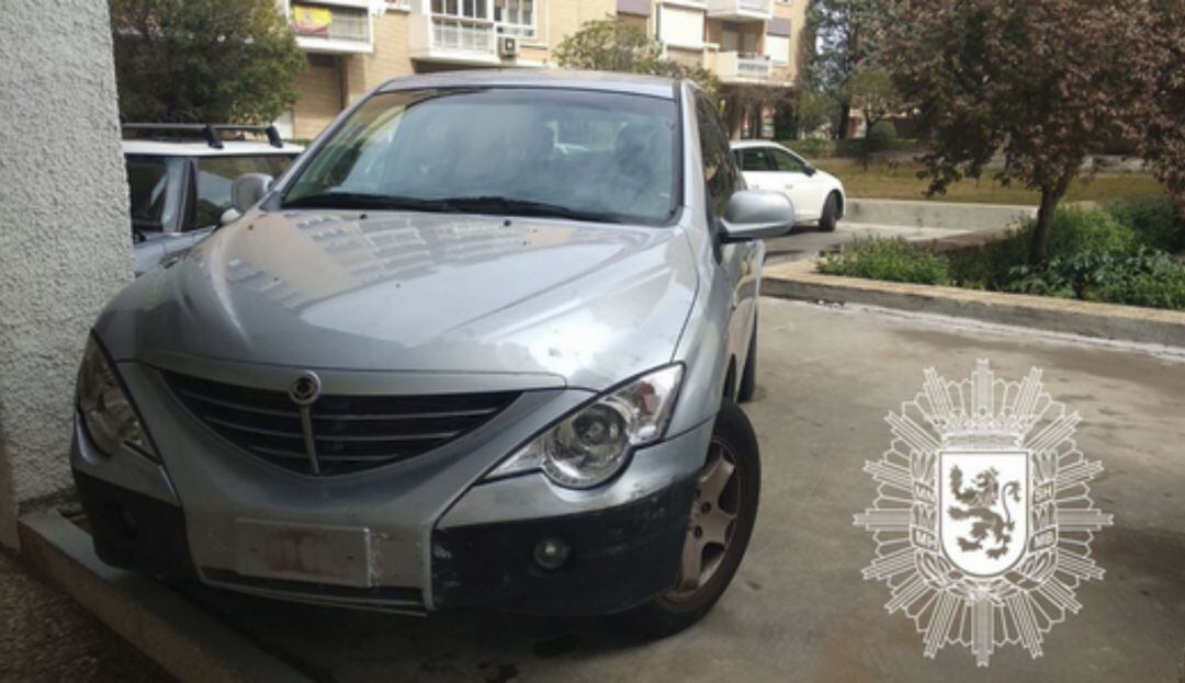 El coche sin matrícula encontrado en el domicilio.