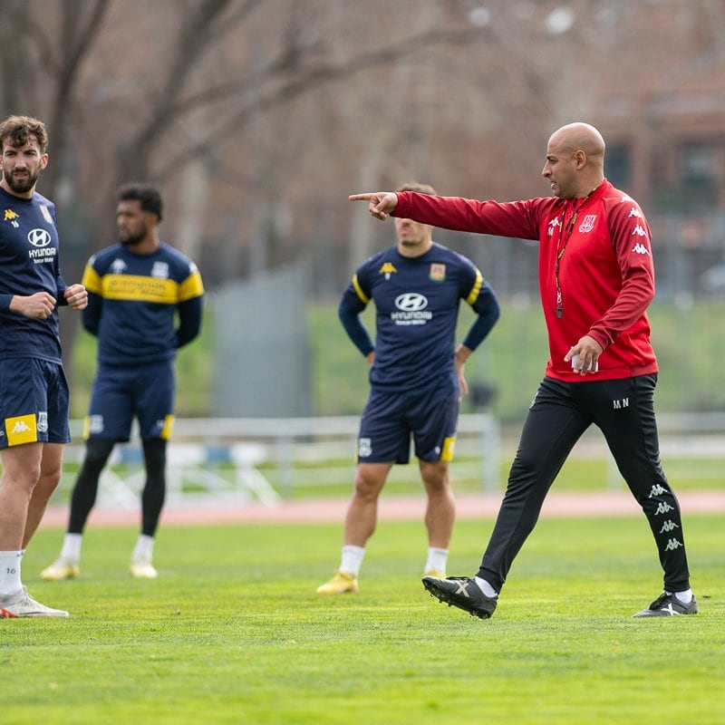 Medi Nafti, entrenador del Alcorcón, durante el entrenamiento de este viernes.