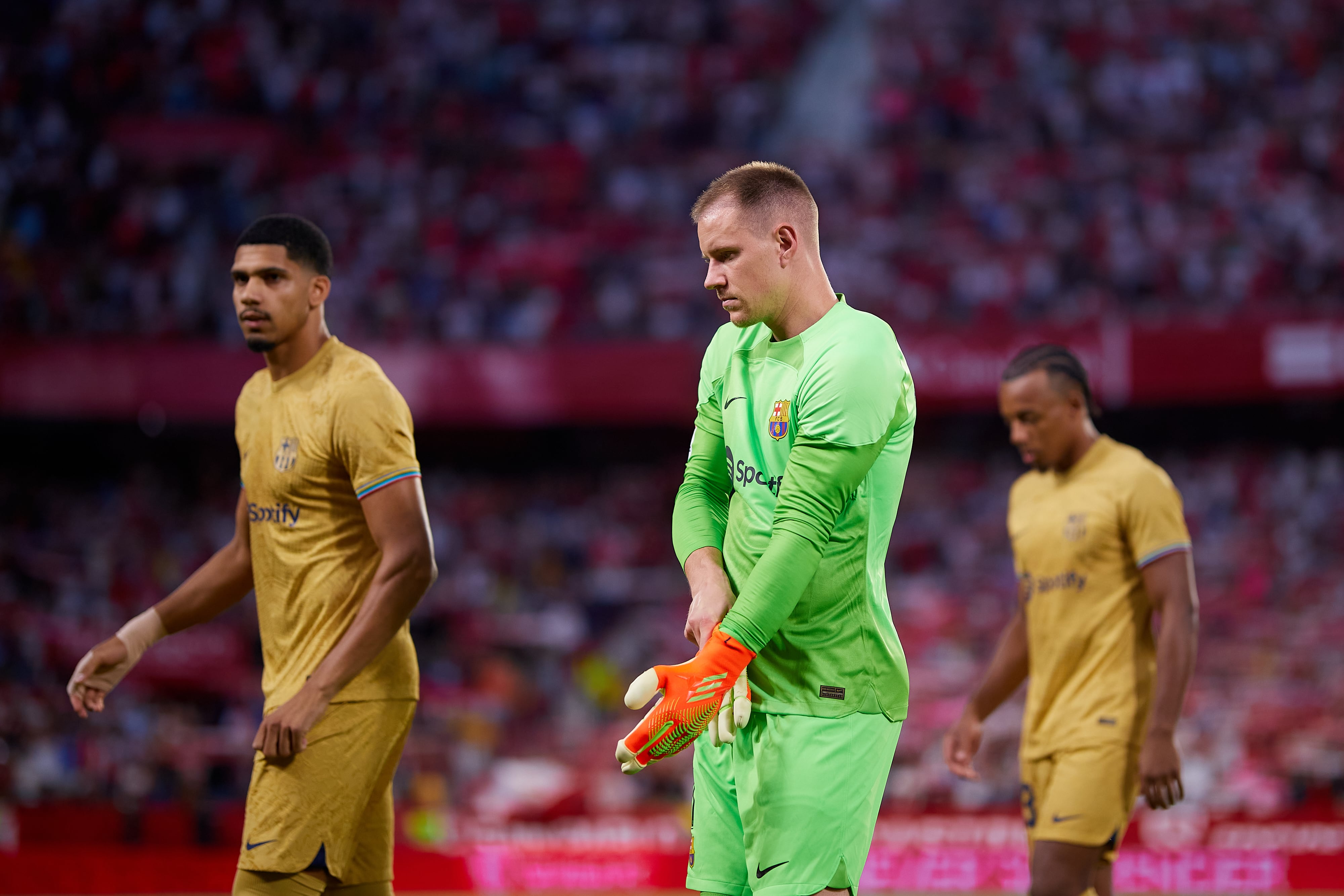 Ter Stegen poniéndose los guantes en el encuentro del Barça ante el Sevilla.