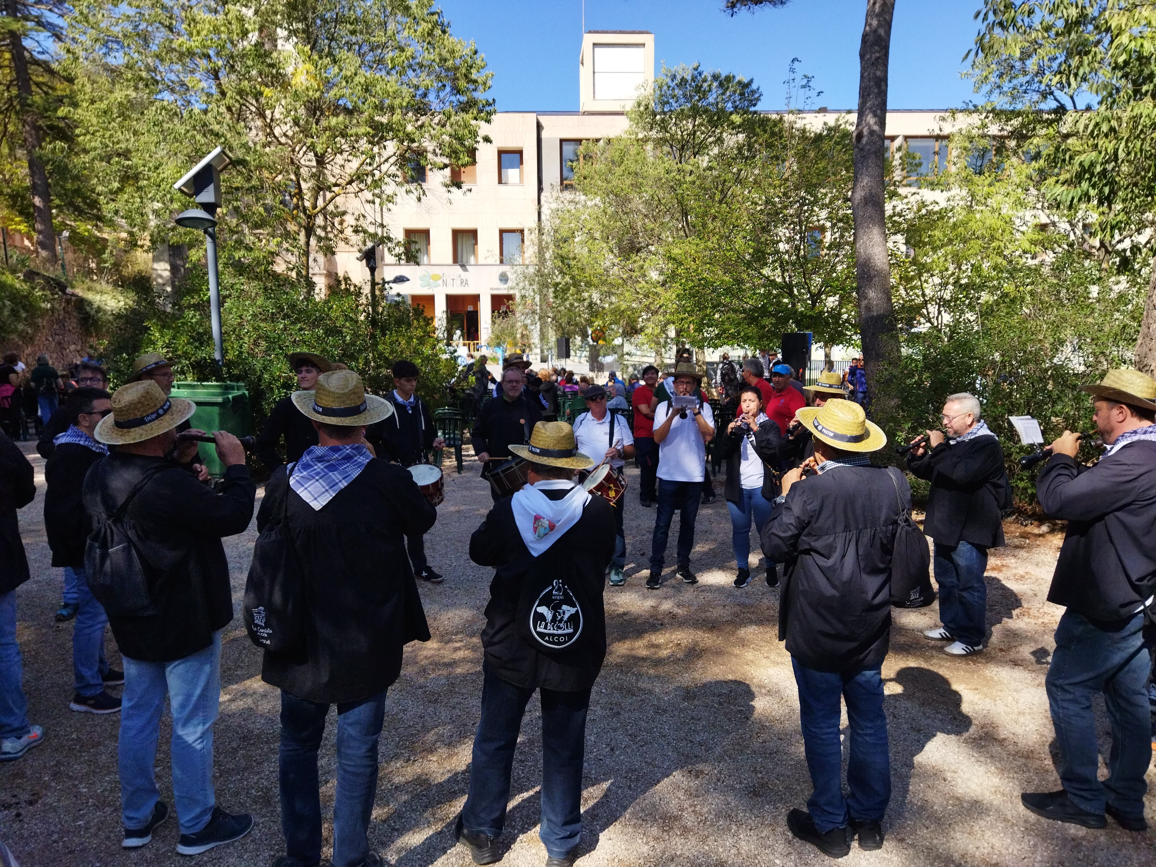 Dolçainers i tabaleters de La Cordeta y La Degollá tocando esta mañana en la Font Roja, antes de la eucaristía en honor a la Mare de Déu dels Lliris.