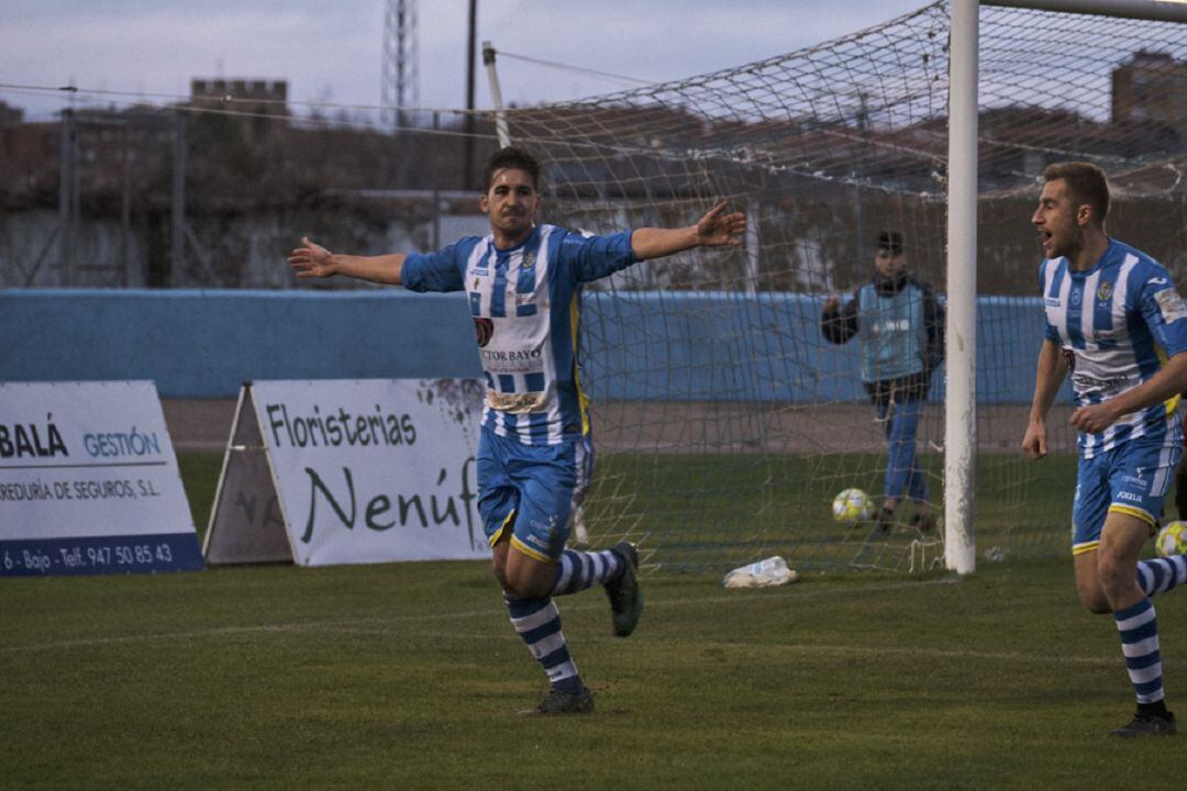 Adeva celebra el 1-0 ante la mirada de Diego Rubio