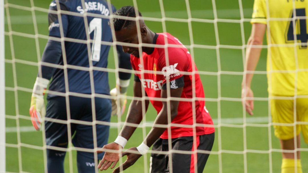 Lago Junior se lamenta ante una oportunidad clara ante el Villarreal.