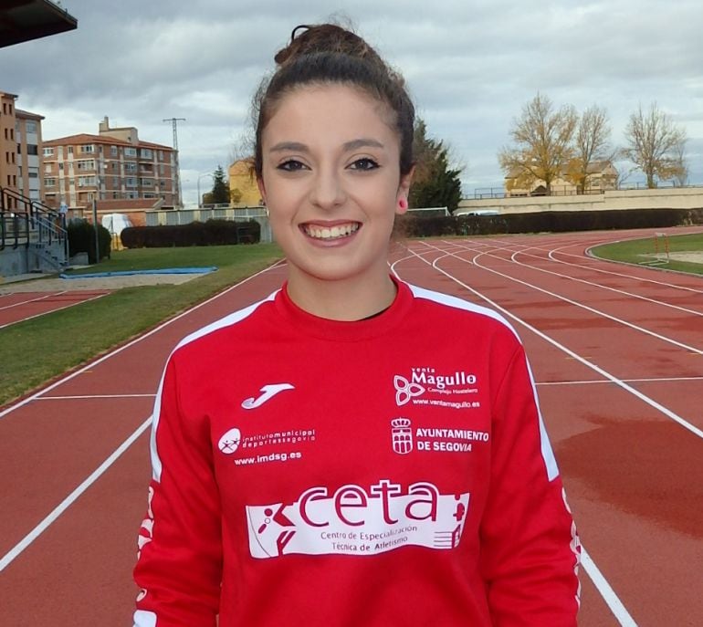 La atleta segoviana Sandra de Miguel después de una jornada de entrenamiento en las pistas Antonio Prieto.