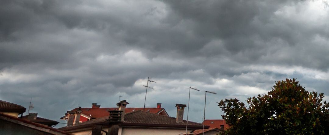 Este lunes se prevén cielos cubiertos y lluvia