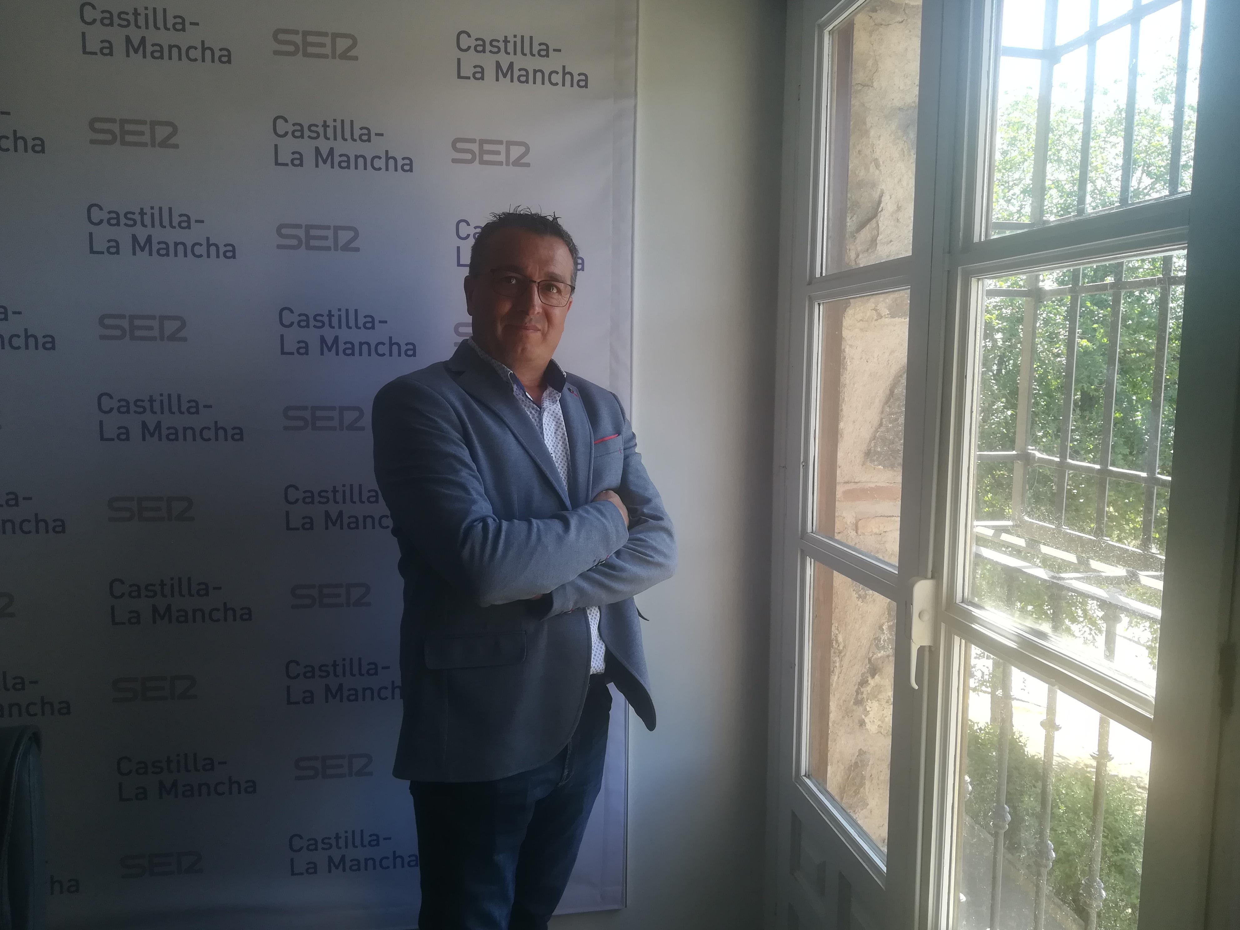 El director comercial de la empresa toledana GFM Fotovoltaica, Fran del Val, en las instalaciones de SER Toledo