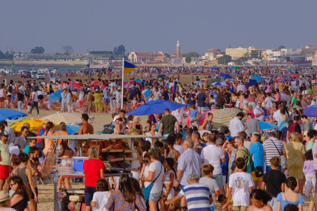 Imagen de las playas de Sanlúcar durante las carreras de caballos