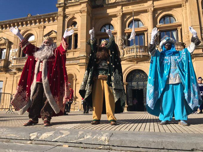 Los Reyes Magos saludando a los niños y niñas que han ido a visitarlos a su llegada al Ayuntamiento de Donostia.