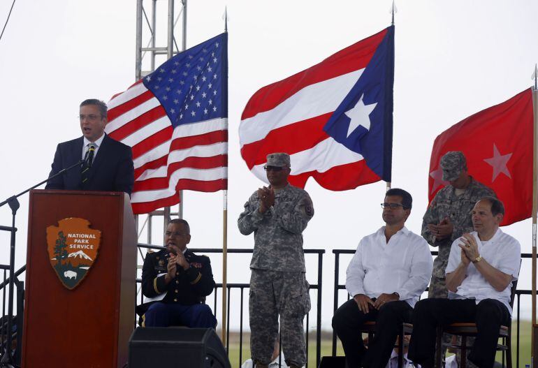 El gobernador de Puerto Rico Alejandro García Padilla (i), en el reconocimiento al Regimiento 65 de Infanteria