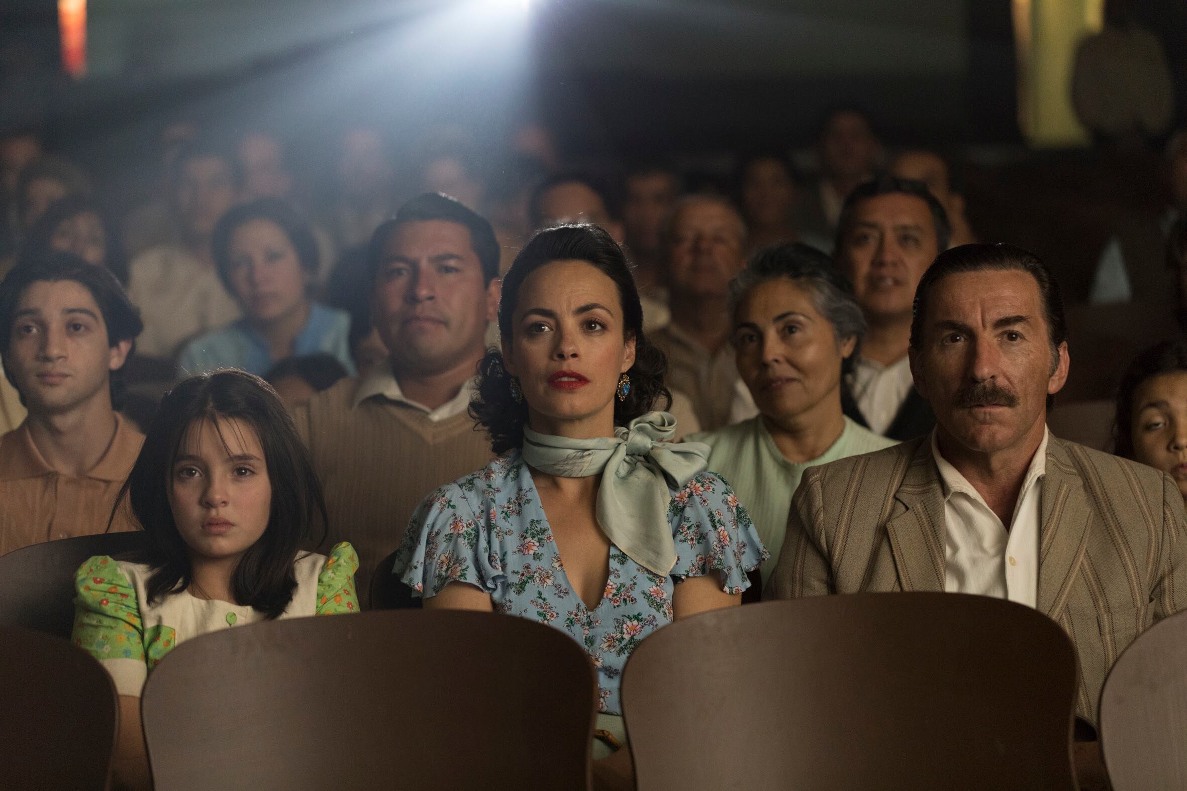 MADRID, 11/10/2023.- Fotograma de La contadora de películas, una película dirigida por Lone Scherfig con Bérénice Bejo (c) y Antonio de la Torre (d), que se estrena en España el 15 de octubre. EFE/A contracorriente -SOLO USO EDITORIAL/SOLO DISPONIBLE PARA ILUSTRAR LA NOTICIA QUE ACOMPAÑA (CRÉDITO OBLIGATORIO)-
