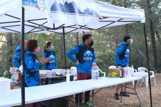 Voluntarios en el avituallamiento en el km 72 Majallana